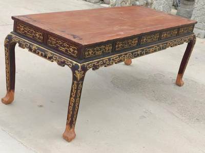 乡下拆迁淘得，民国晚期，解放时期。精品花梨木老画案一张。高浮雕全描金工艺，品相一流，保存完整牢固。值得拥有。 尺寸长宽高200/80/82cm。 乡下拆迁淘得，民国晚期，解放时期。精品花梨木老画案一张。高浮雕全描金工艺，品相一流，保存完整牢固。值得拥有。 尺寸长宽高200/80/82cm。