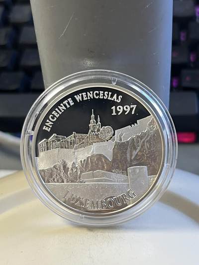 第173期拍卖【长期征集拍品】 - 法国1997年欧洲建筑系列瓦茨拉夫墙双面值纪念银币，900银，22.2克，塑料盒上有裂痕