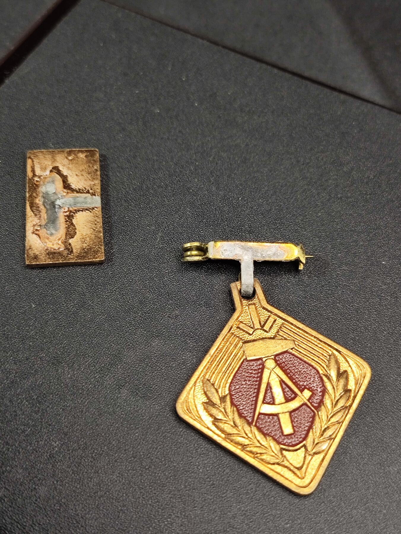 新时代收藏徽章红藏拍卖(第二十五场)  徽章纸品证书杂项 东德纪念章 稍微粘一下就能修好