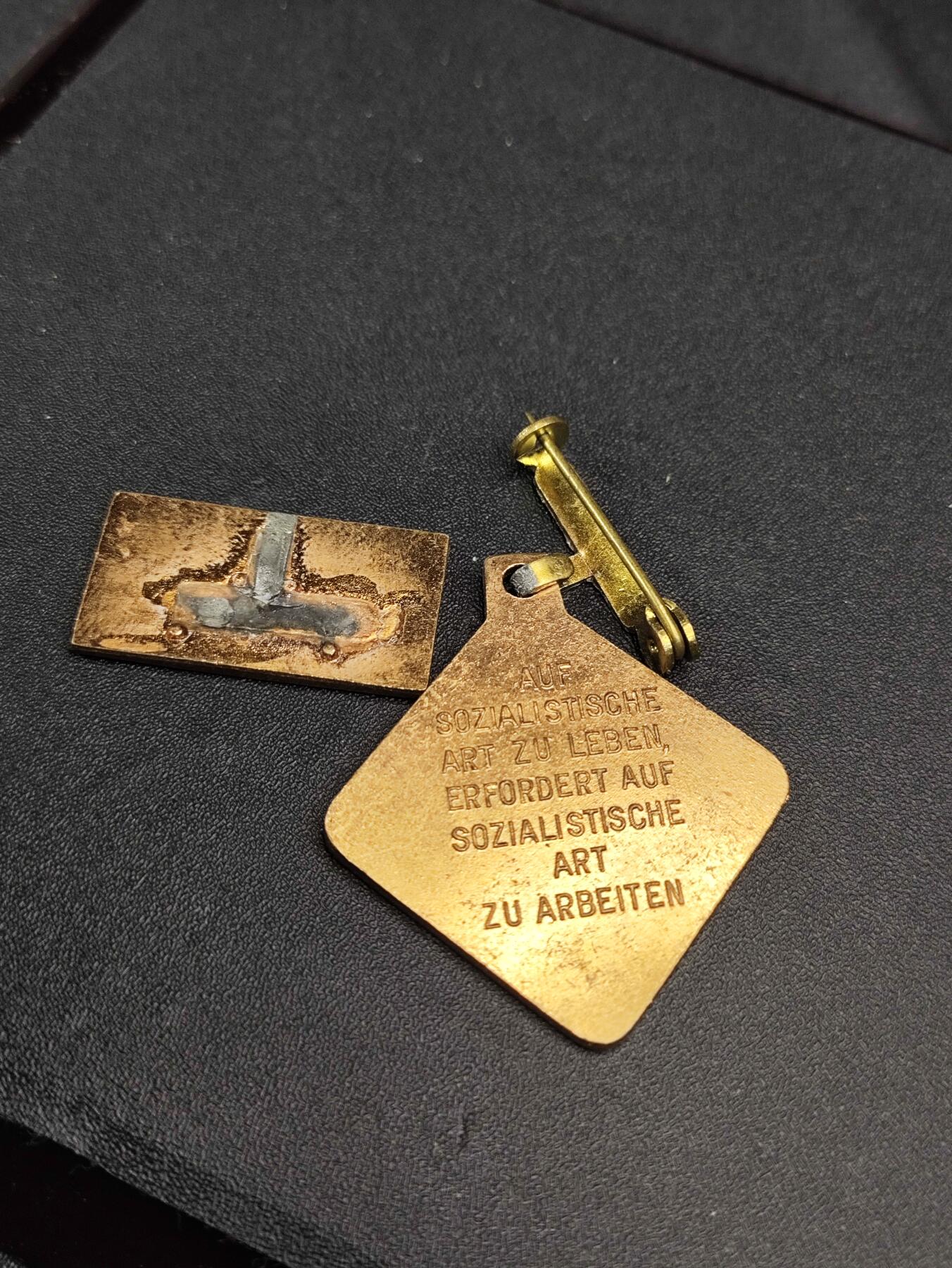 新时代收藏徽章红藏拍卖(第二十五场)  徽章纸品证书杂项 东德纪念章 稍微粘一下就能修好