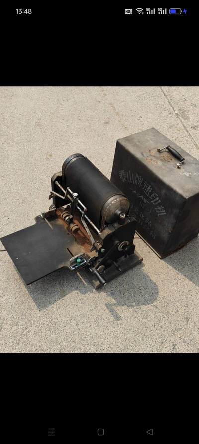 八十年代“泰山牌”手摇速印机，大约重五十斤，保存完好，品相如图 八十年代“泰山牌”手摇速印机，大约重五十斤，保存完好，品相如图