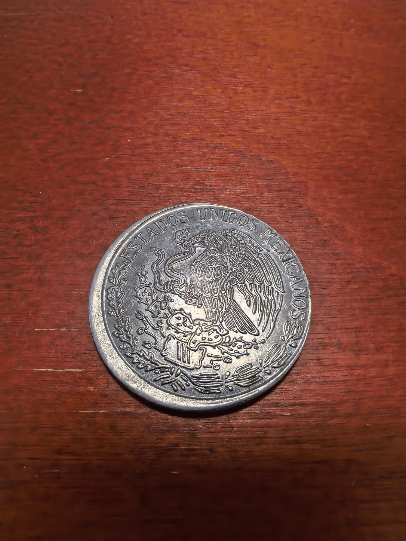 长老汇蛇年精选第四十二场拍卖 错版币，1982墨西哥1比索铜镍币，未流通，偏离中心10%