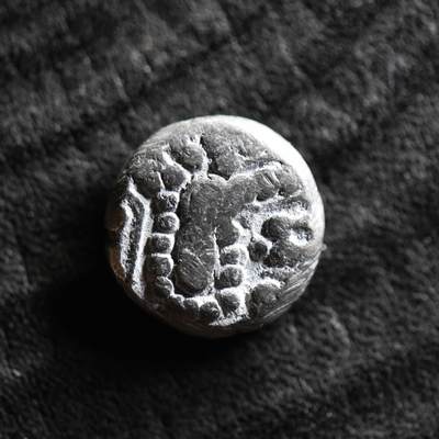 【良泉】【国庆精品场】10月2日晚19.30点开拍！ 222组，西方古代钱币、印章专场 - 公元8-13世纪【古吉拉特查拉健王朝】“印度-萨珊”式银币，4.5克