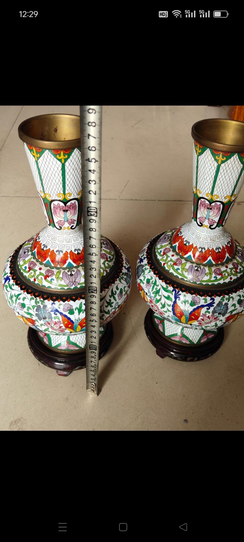 出口创汇时期铜胎景泰蓝瓶一对，蝶恋花图案，造型精美，保存完好，品相一流，非常难得