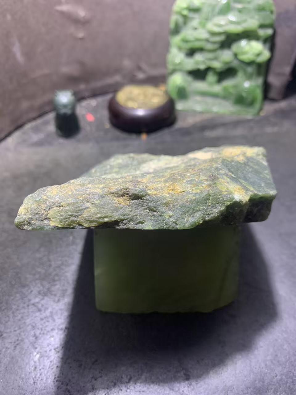 天然原皮和田玉碧玉原石一颗，