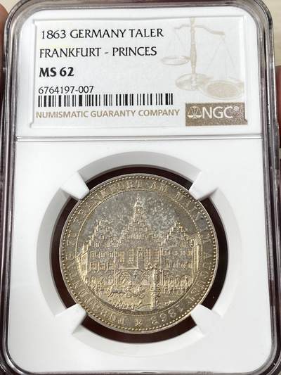 万国钱币拍卖第052期 - NGC MS62 1863年德国法兰克福自由市王子会议景观1泰勒 法兰克福名誉品种 原味淡金彩包浆裹身 实物状态非常赞