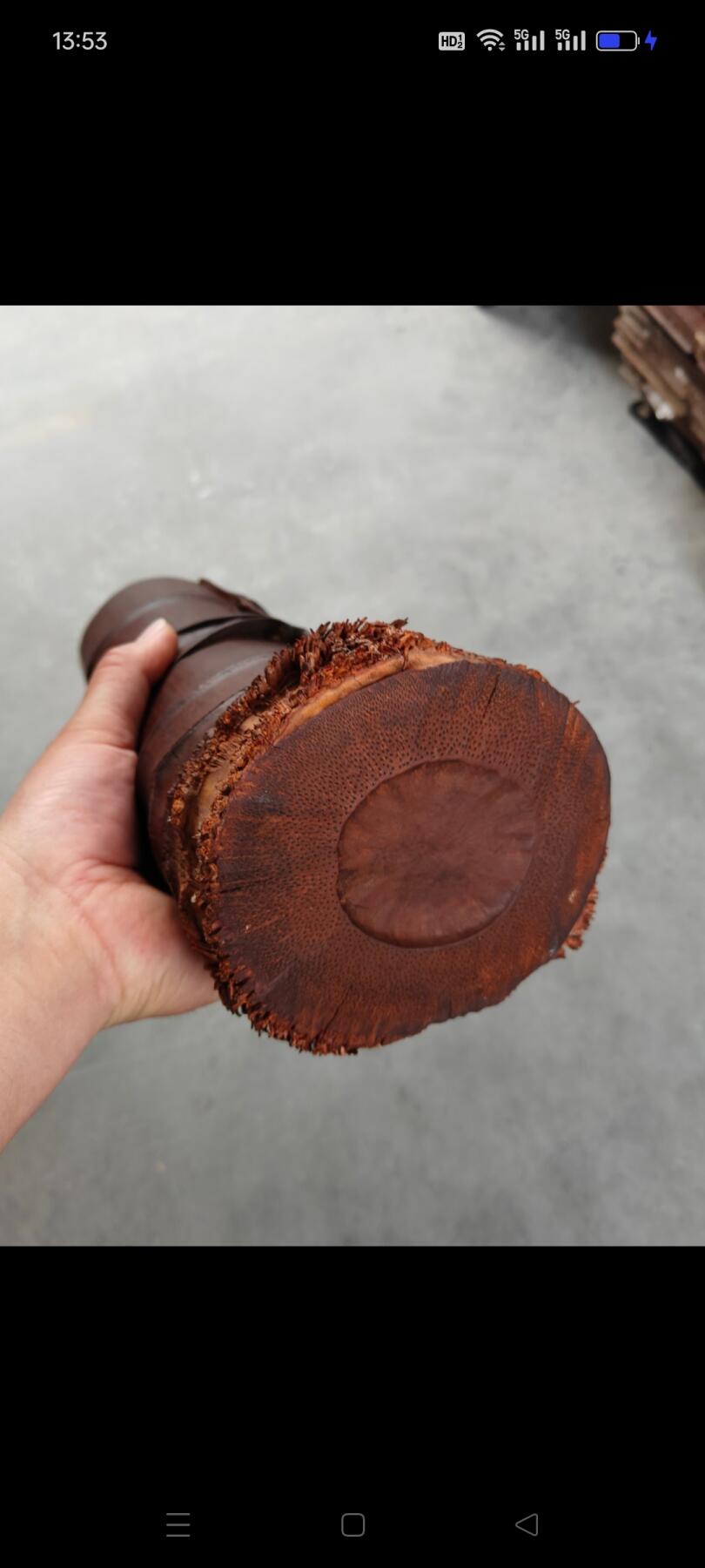 清代晚期竹根雕刻笔筒，整个竹根雕刻而成，雕刻精美，包浆自然，品相如图