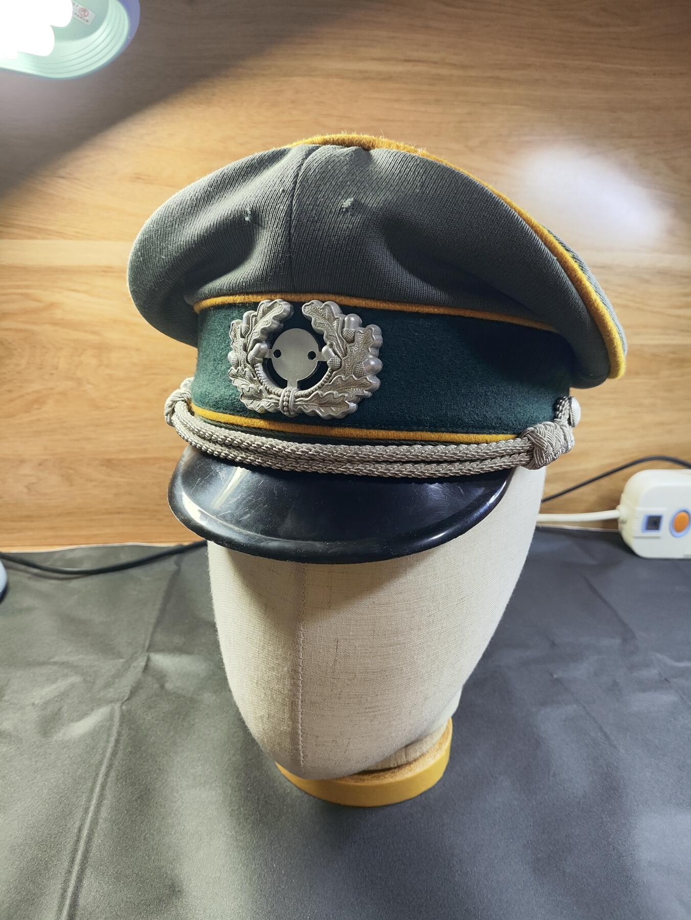 新时代收藏徽章红藏拍卖(第二十五场)  徽章纸品证书杂项 二战魏玛共和国骑兵大檐帽 58头围 马裤呢材质