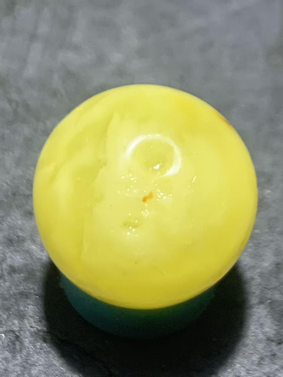 天然乌克兰原矿蜜蜡圆珠一颗 蜡色浓郁 原矿无优化 通货特价一颗，
