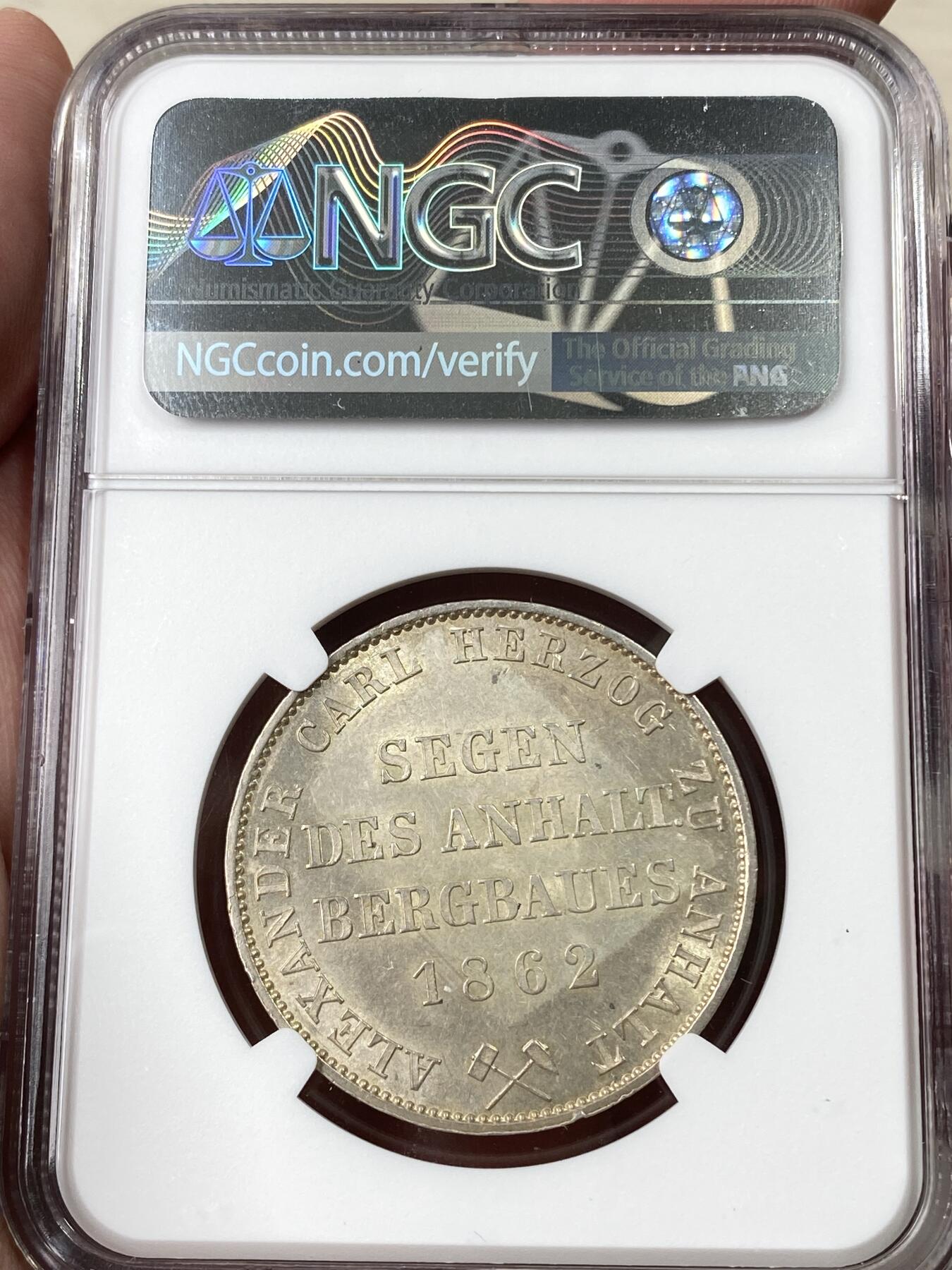 万国钱币拍卖第052期 NGC MS62 1862年安哈尔特-贝恩堡小熊爬墙流通矿业泰勒 淡金包浆 十字转光 纵享全熊毛丝滑底板