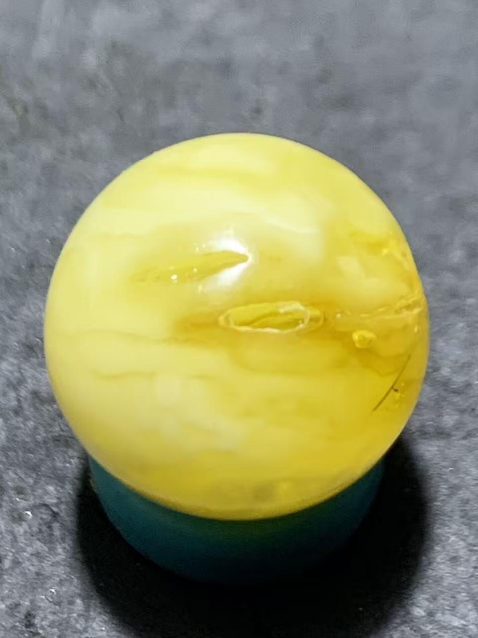天然乌克兰原矿蜜蜡通货圆珠一颗。！
