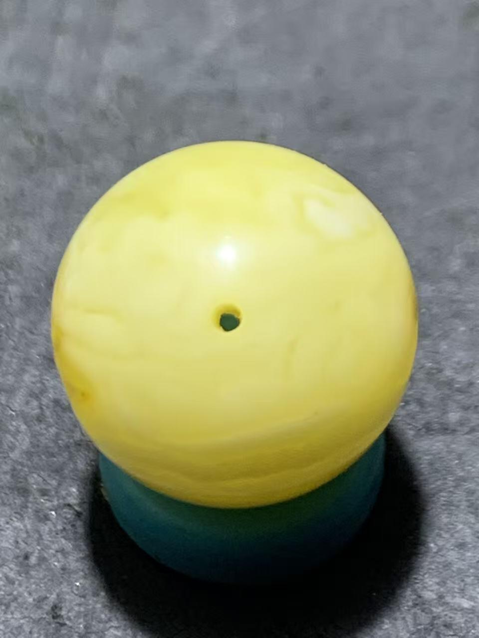 天然乌克兰原矿蜜蜡通货圆珠一颗。！