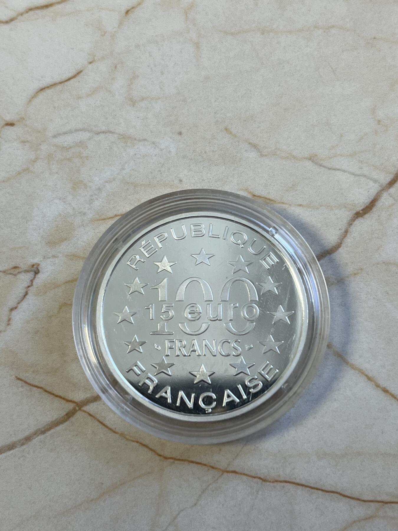 第173期拍卖【长期征集拍品】 法国1997年欧洲建筑系列瓦茨拉夫墙双面值纪念银币，900银，22.2克，塑料盒上有裂痕