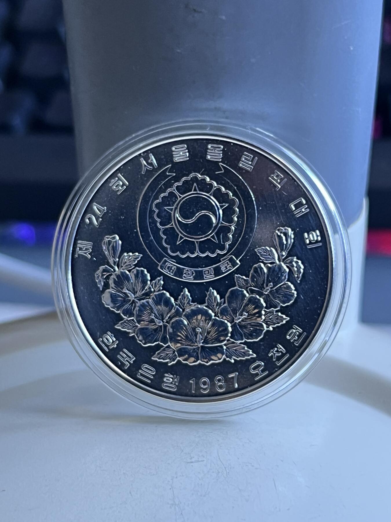 第173期拍卖【长期征集拍品】 韩国1987年奥运会秋千磨砂纪念银币，925银，16.81克，发行350000枚 ，有氧化