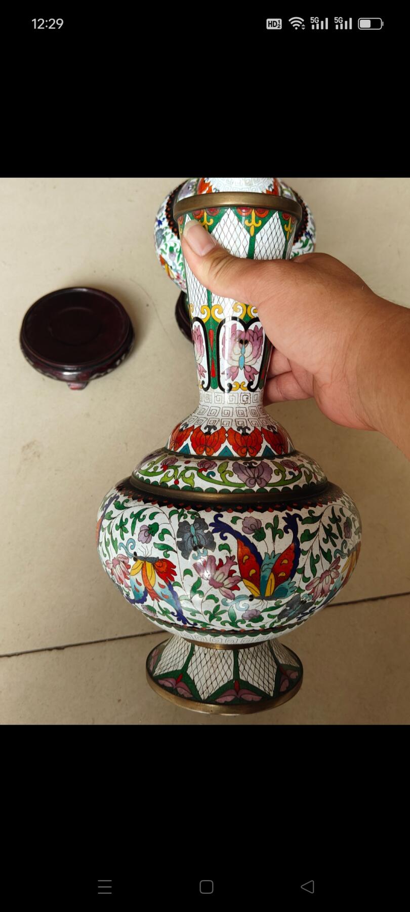 出口创汇时期铜胎景泰蓝瓶一对，蝶恋花图案，造型精美，保存完好，品相一流，非常难得