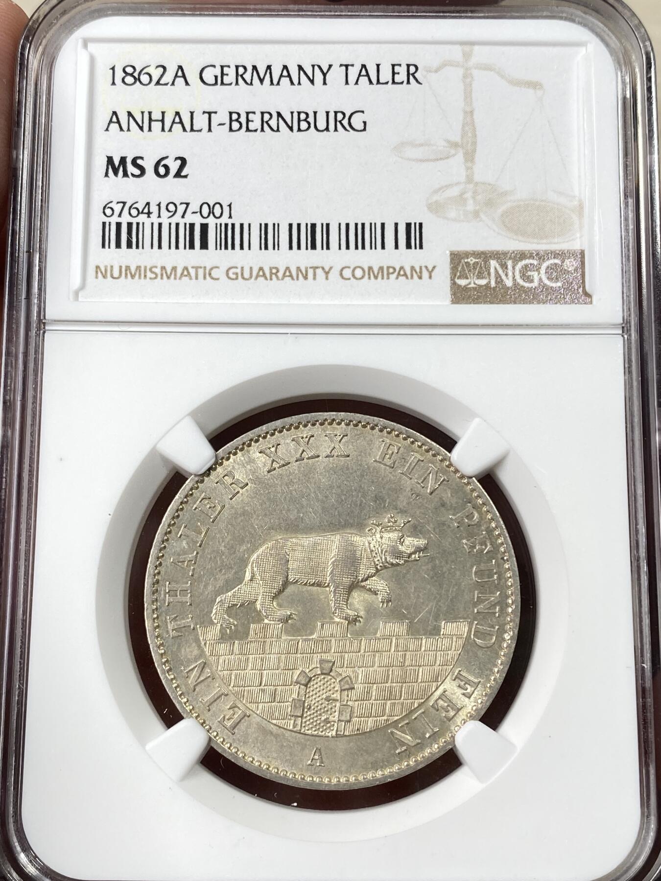 万国钱币拍卖第052期 NGC MS62 1862年安哈尔特-贝恩堡小熊爬墙流通矿业泰勒 淡金包浆 十字转光 纵享全熊毛丝滑底板