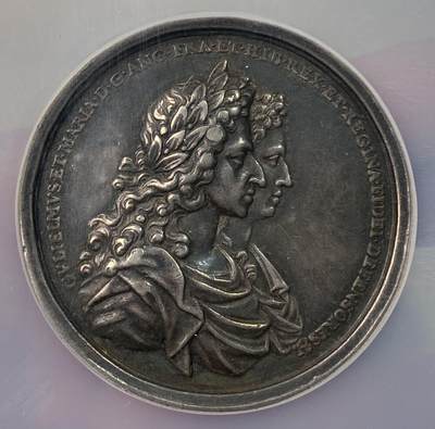 万国钱币拍卖第052期 - NGC XF45 威廉三世和玛丽二世于1689年共同登上英国王位纪念银章，NGC亚军分，更高分只有一枚。这一事件标志着英国历史上光荣革命的完成。他们被议会拥戴为国王和女王，并接受了《权利法案》这一重要文件，该法案确立了议会主权，限制了王权，奠定了英国君主立宪制的基础‌。