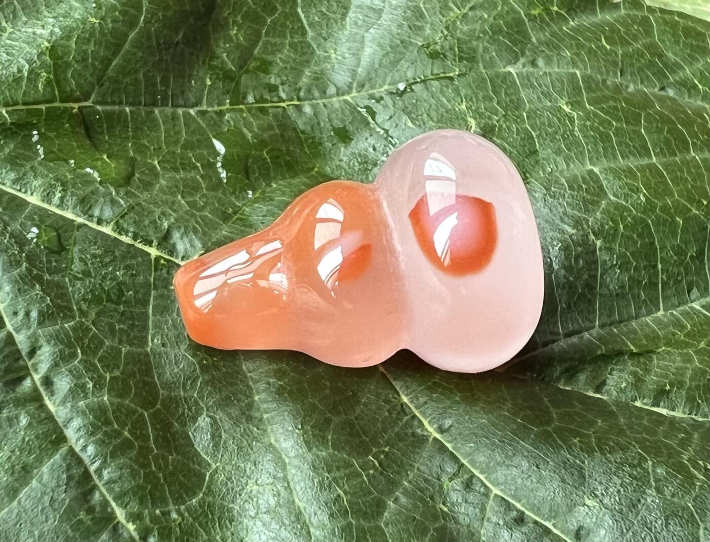 零元拍：漂亮的南红玛瑙葫芦，纯手工，尺寸约：大肚 16，小肚 12，高 23，6.5克，因为拍照环境以及光线的变化，颜色以实物为准。