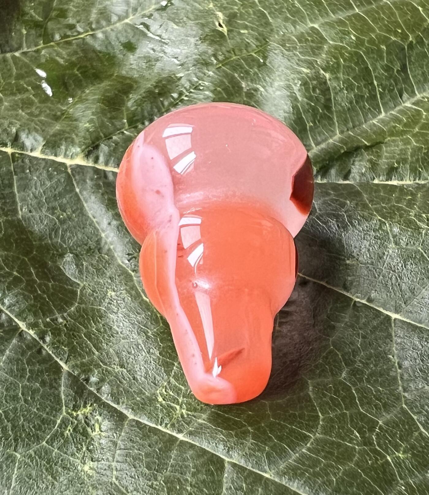 零元拍：漂亮的南红玛瑙葫芦，纯手工，尺寸约：大肚 16，小肚 12，高 23，6.5克，因为拍照环境以及光线的变化，颜色以实物为准。