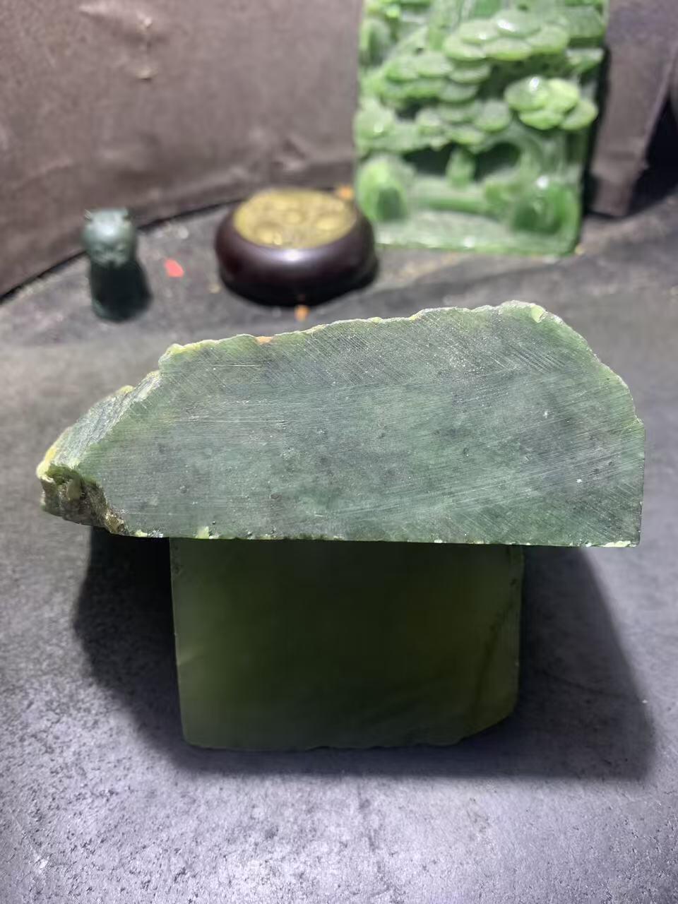 天然原皮和田玉碧玉原石一颗，
