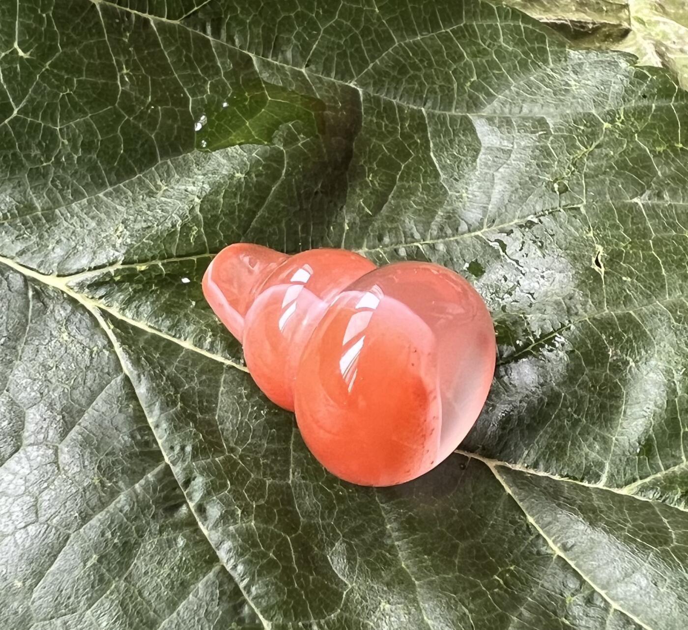 零元拍：漂亮的南红玛瑙葫芦，纯手工，尺寸约：大肚 16，小肚 12，高 23，6.5克，因为拍照环境以及光线的变化，颜色以实物为准。