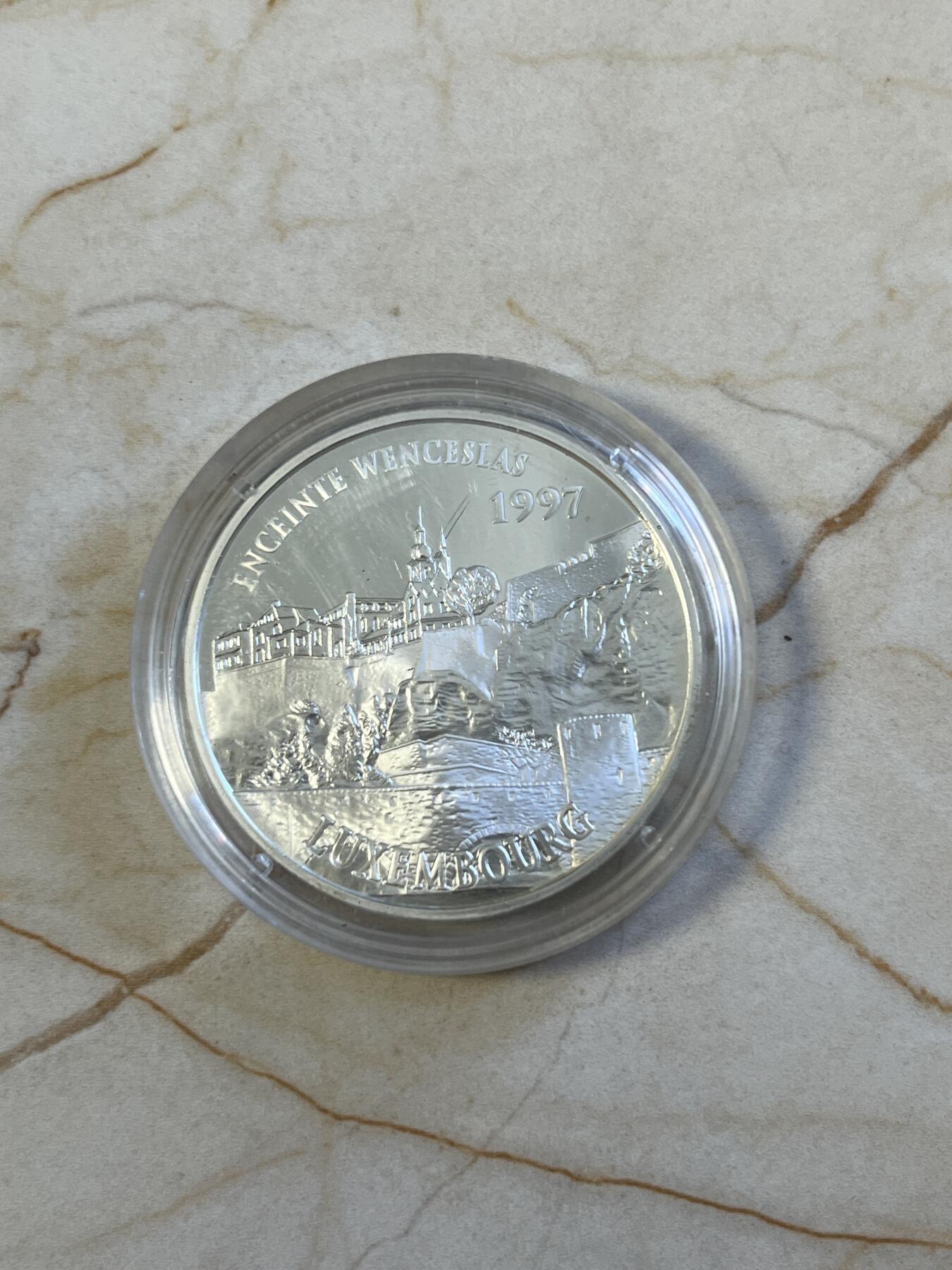 第173期拍卖【长期征集拍品】 法国1997年欧洲建筑系列瓦茨拉夫墙双面值纪念银币，900银，22.2克，塑料盒上有裂痕