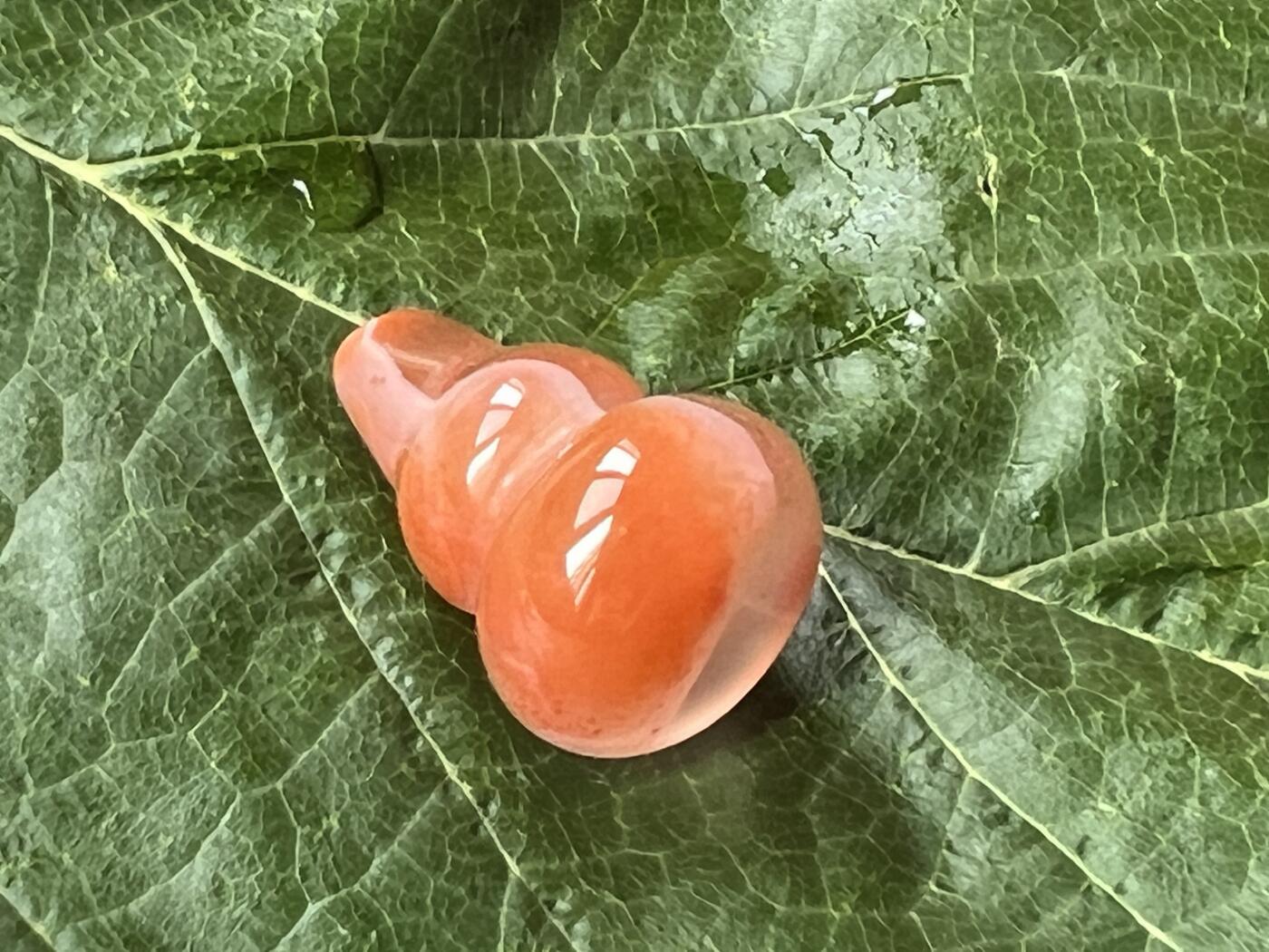零元拍：漂亮的南红玛瑙葫芦，纯手工，尺寸约：大肚 16，小肚 12，高 23，6.5克，因为拍照环境以及光线的变化，颜色以实物为准。