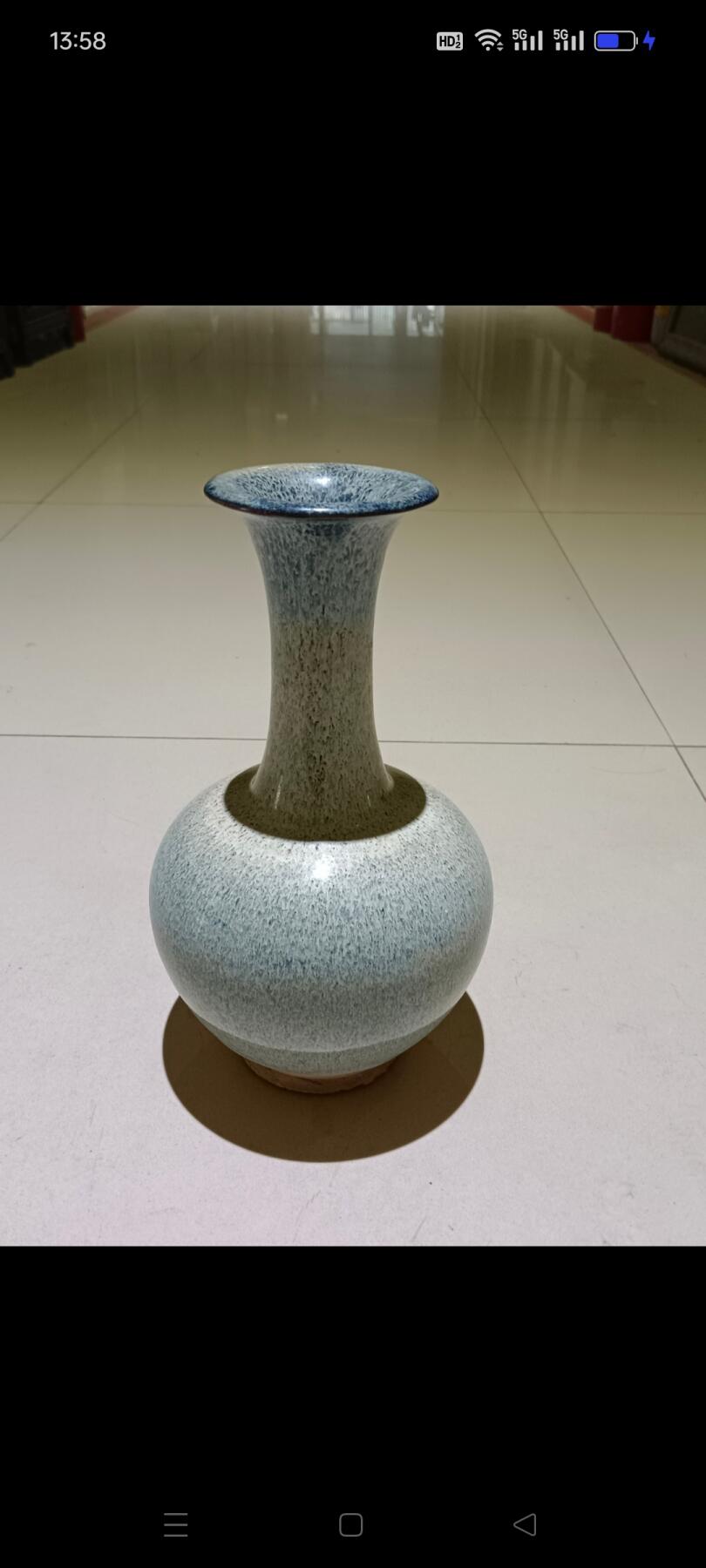 老钧釉长颈瓶，釉水一流，造型精美，保存完好，品相一流