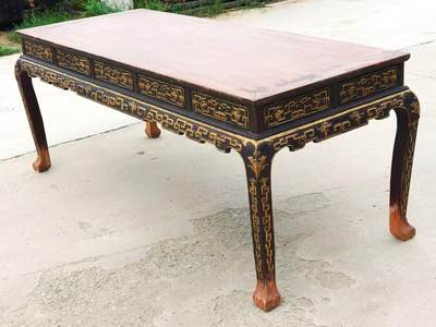 乡下拆迁淘得，民国晚期，解放时期。精品花梨木老画案一张。高浮雕全描金工艺，品相一流，保存完整牢固。值得拥有。 尺寸长宽高200/80/82cm。 乡下拆迁淘得，民国晚期，解放时期。精品花梨木老画案一张。高浮雕全描金工艺，品相一流，保存完整牢固。值得拥有。 尺寸长宽高200/80/82cm。