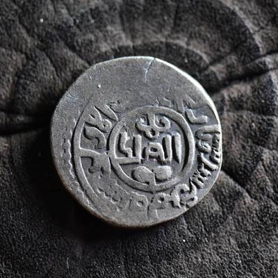【良泉】【国庆精品场】10月2日晚19.30点开拍！ 222组，西方古代钱币、印章专场 - 【成吉思汗】【围城币】公元 1221 年 6 月至 7 月【花剌子模】库尔祖万城打制，当时该城面临蒙古大军入侵坚守了两个月，但最终在发行这枚钱币几周后就沦陷了。城中居民惨遭蒙古人屠杀，城市也毁于一旦。  这是伊斯兰世界为数不多的可确信的攻城币之一。3.5克