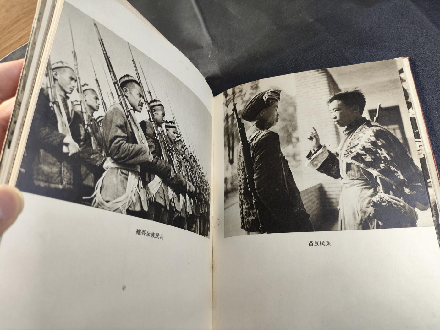 新时代收藏徽章红藏拍卖(第二十五场)  徽章纸品证书杂项 1960年全国民兵代表大会纪念册 带一枚铝版民兵章 册子有点散 少林像 民兵章为铝版带原盒! 看好东西出价!恶意弃标必然公示 