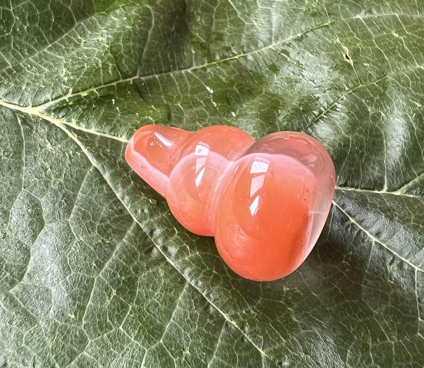 零元拍：漂亮的南红玛瑙葫芦，纯手工，尺寸约：大肚 16，小肚 12，高 23，6.5克，因为拍照环境以及光线的变化，颜色以实物为准。