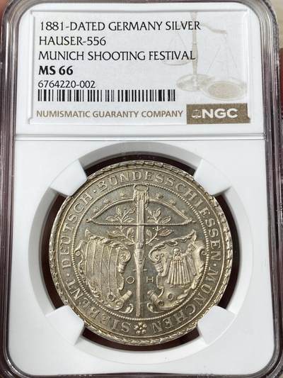万国钱币拍卖第052期 - NGC MS66 1881年德国巴伐利亚慕尼黑联邦射击节大银章 顶级品质德射名品 雪白金色精制镜面浮雕状态 正面狩猎弓弩与巴伐利亚徽章慕尼黑徽章枝叶纹理雕刻清晰 背面德意志帝国王冠鹰 设计繁复华丽 羽毛丝丝入扣 细节极佳 整章在静态中创造出一种运动感 独树一帜的设计 极其经典的德射品种 实物极其惊艳