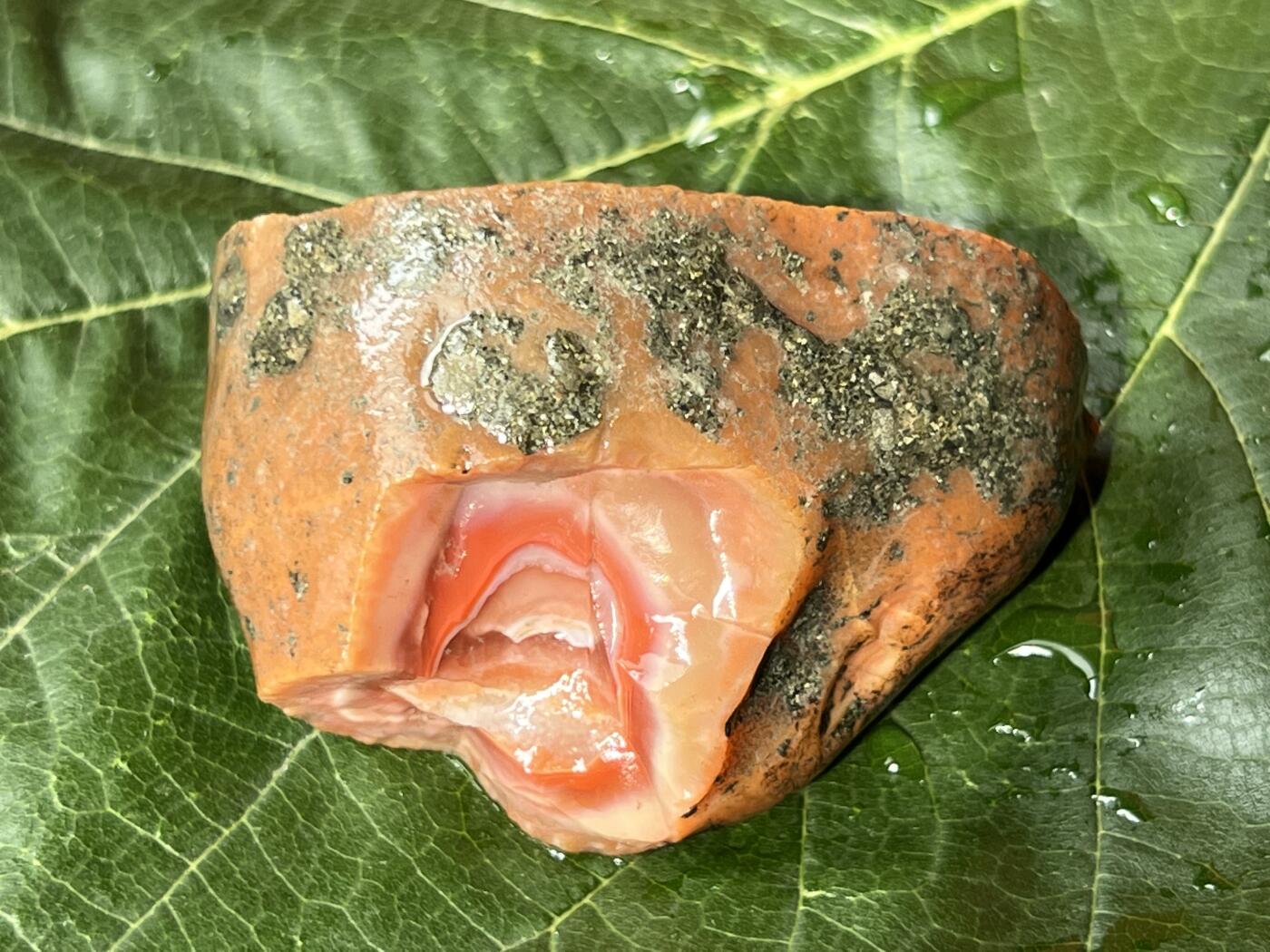 零元拍：南红玛瑙手把石，约58克，包浆缠丝纹，纯天然，独一无二的（天然原石不可避免有瑕疵，裂纹，介意勿拍）因为拍照环境以及光线的变化，颜色以实物为准。成品很美丽，原石亦魅力无穷。