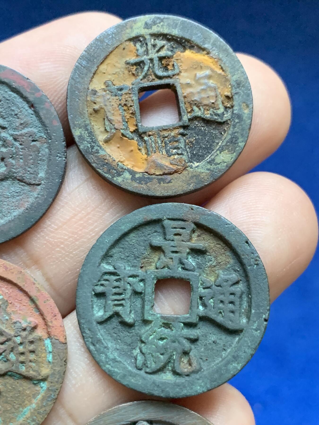 《竞宝斋》第414场 周日，周一，2场连拍 （全场包邮） 安南明越十三品中的6枚，铸造精良，体现当时越南铸币的巅峰技术，各个工整，字口深峻一笔一划，细节见图。