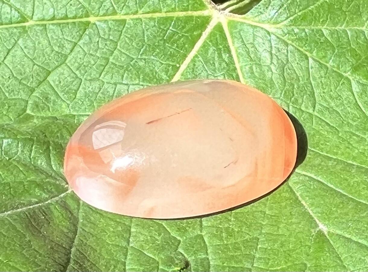 零元拍：超大一颗南红玛瑙冰飘戒面。尺寸：约7.2克，27/18/9.5MM，凉山联合冰飘料，满荧光，红色飘花非常漂亮颜色以实物为准。拍中即送一斤南红鱼缸料，只多不少。