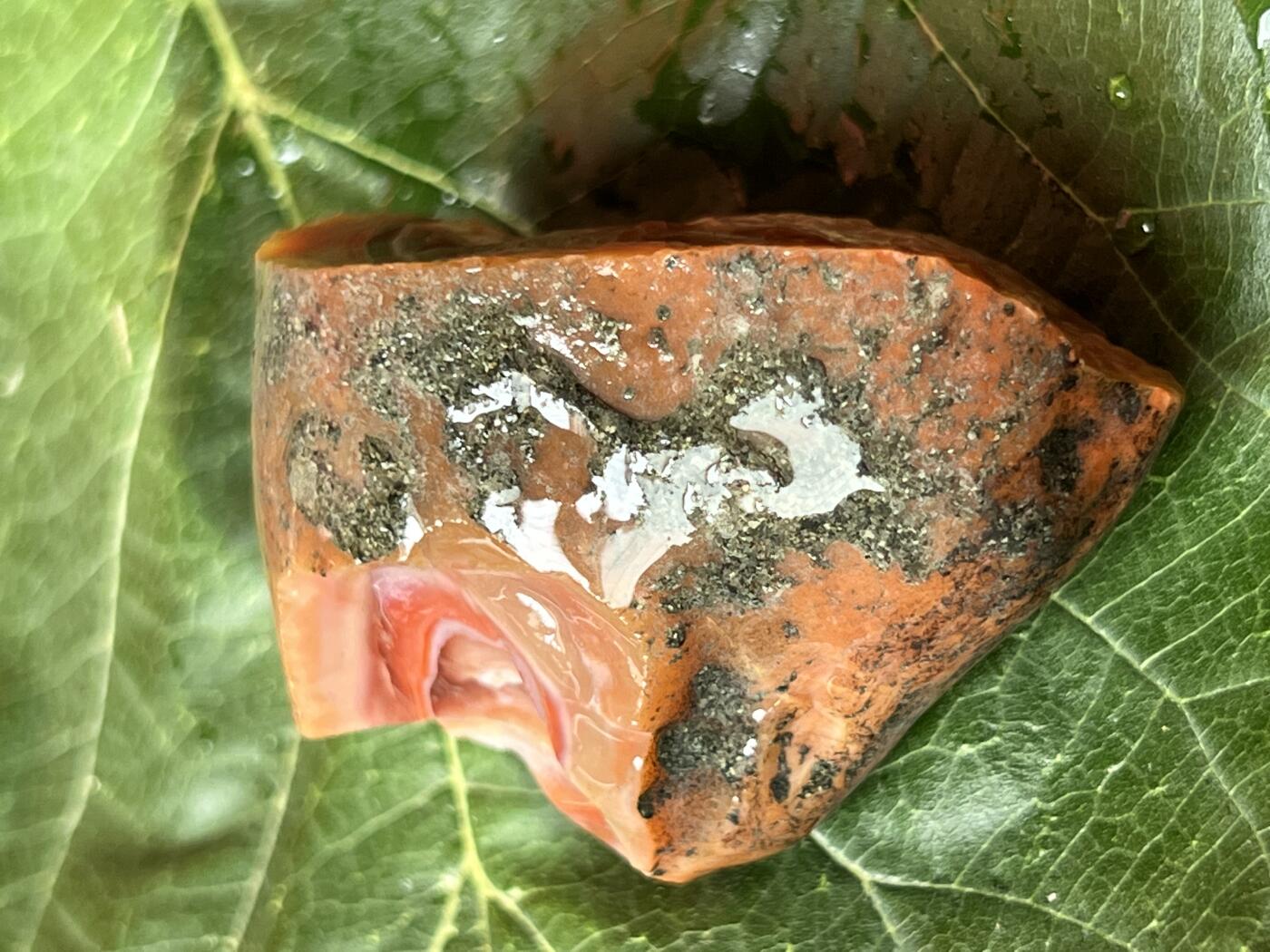 零元拍：南红玛瑙手把石，约58克，包浆缠丝纹，纯天然，独一无二的（天然原石不可避免有瑕疵，裂纹，介意勿拍）因为拍照环境以及光线的变化，颜色以实物为准。成品很美丽，原石亦魅力无穷。