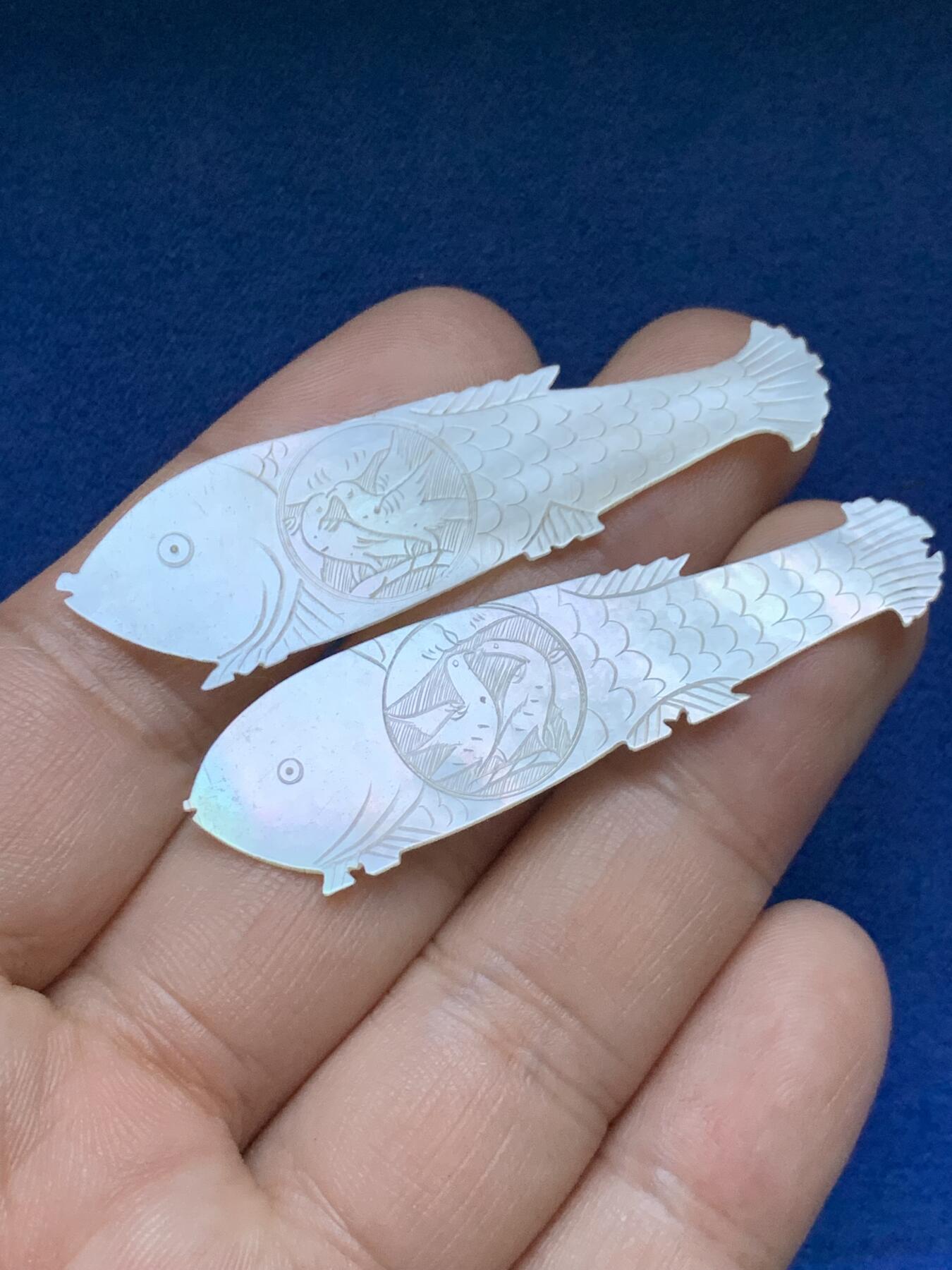 《竞宝斋》第414场 周日，周一，2场连拍 （全场包邮） 清代刻花螺钿筹码鱼形一对 单枚约56*15.3mm