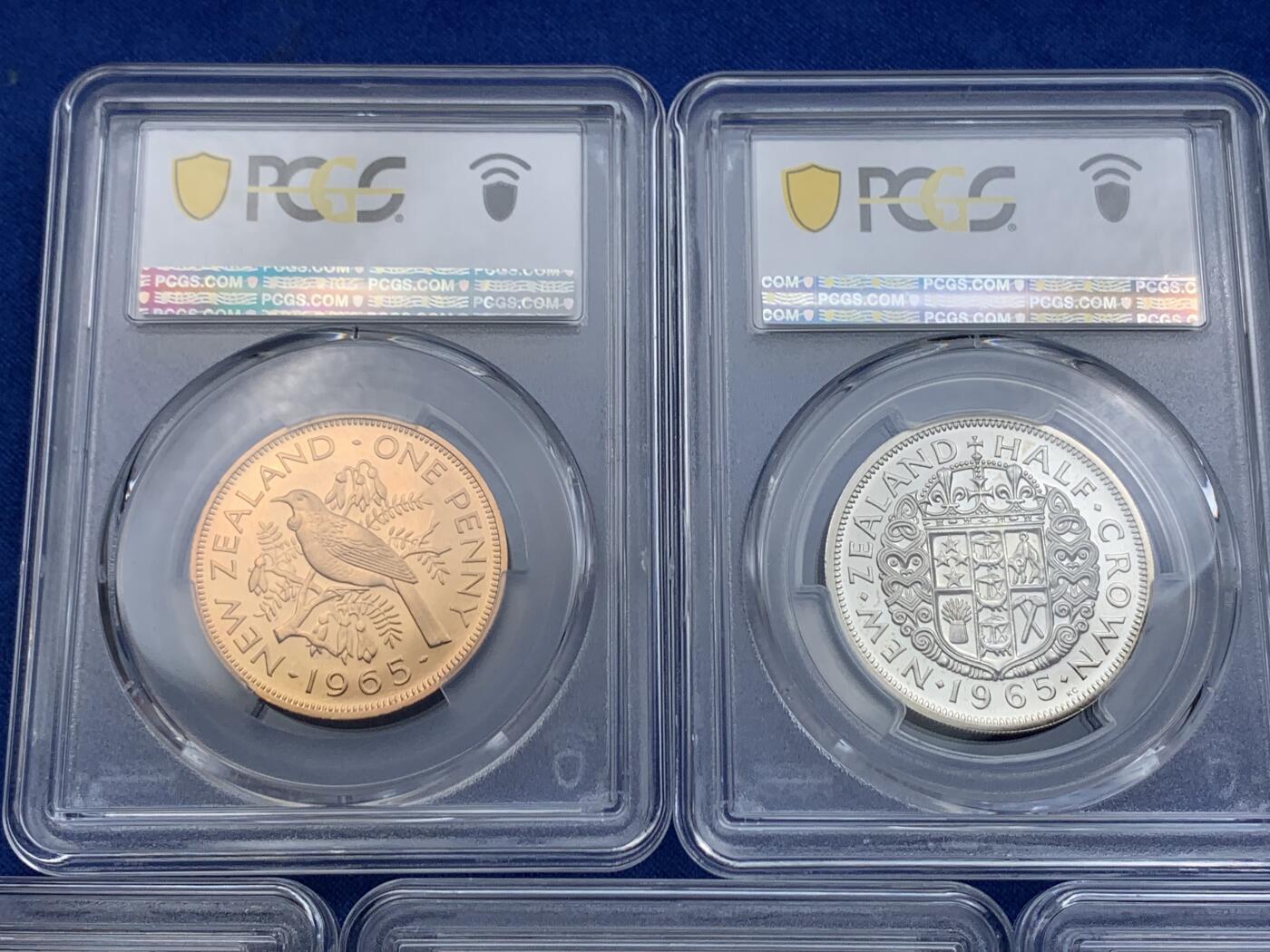 《竞宝斋》第414场 周日，周一，2场连拍 （全场包邮） 七枚一组 PCGS SP65-67 新西兰1965年伊丽莎白二世SP祥币1/2便士至1/2克朗，1965样币级七枚套相当罕见，Stering币制的关门年份。高分收藏级品相，从乔五开始的经典图案一直未变