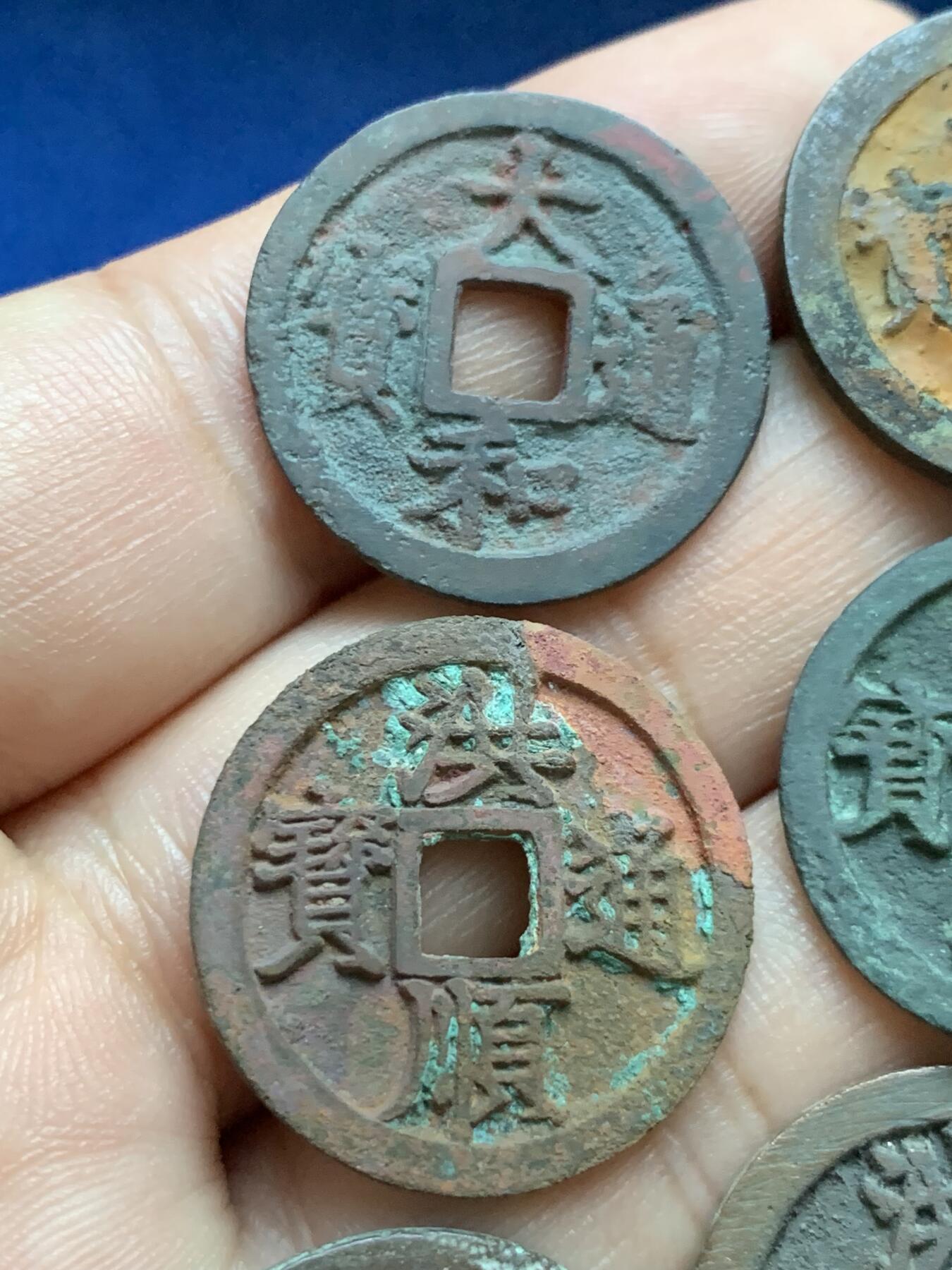 《竞宝斋》第414场 周日，周一，2场连拍 （全场包邮） 安南明越十三品中的6枚，铸造精良，体现当时越南铸币的巅峰技术，各个工整，字口深峻一笔一划，细节见图。