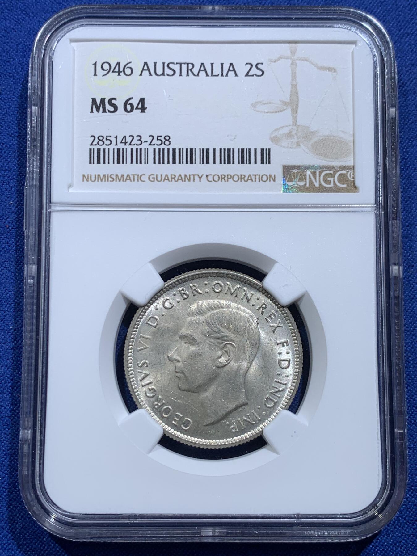 《竞宝斋》第414场 周日，周一，2场连拍 （全场包邮） NGC MS64 澳大利亚1946年乔六1弗洛林银币，1福林=两先令。淡彩转光，标准BU状态。流通版上64分难度颇大，英系玩家流通套必备。