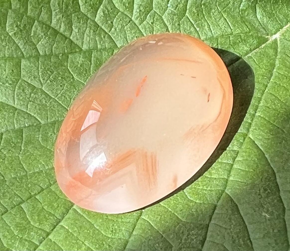 零元拍：超大一颗南红玛瑙冰飘戒面。尺寸：约7.2克，27/18/9.5MM，凉山联合冰飘料，满荧光，红色飘花非常漂亮颜色以实物为准。拍中即送一斤南红鱼缸料，只多不少。