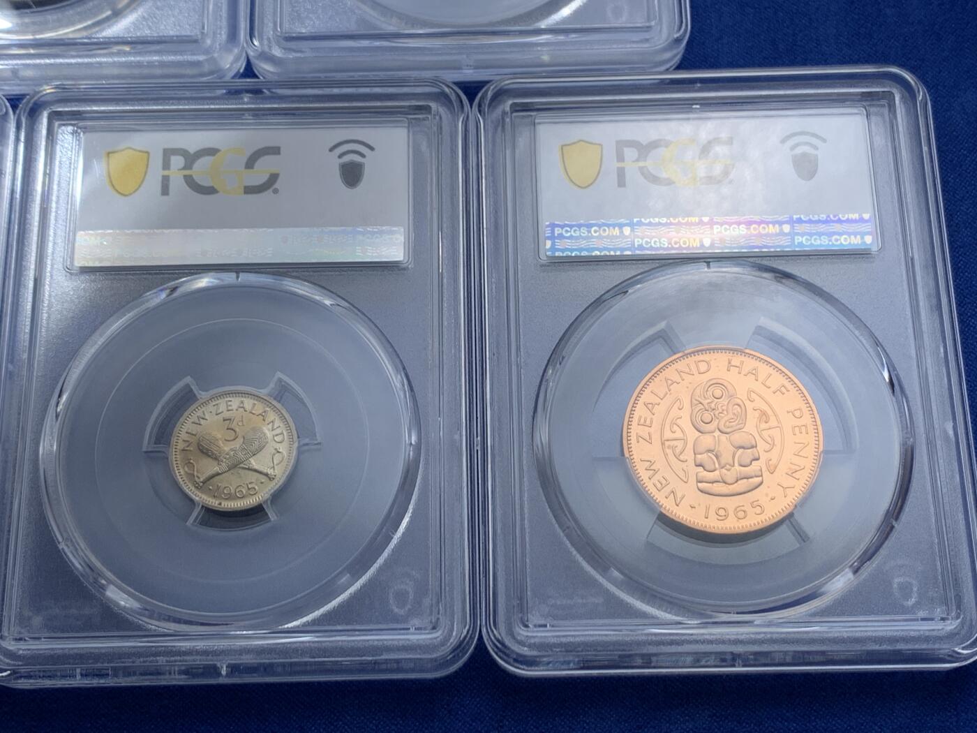 《竞宝斋》第414场 周日，周一，2场连拍 （全场包邮） 七枚一组 PCGS SP65-67 新西兰1965年伊丽莎白二世SP祥币1/2便士至1/2克朗，1965样币级七枚套相当罕见，Stering币制的关门年份。高分收藏级品相，从乔五开始的经典图案一直未变