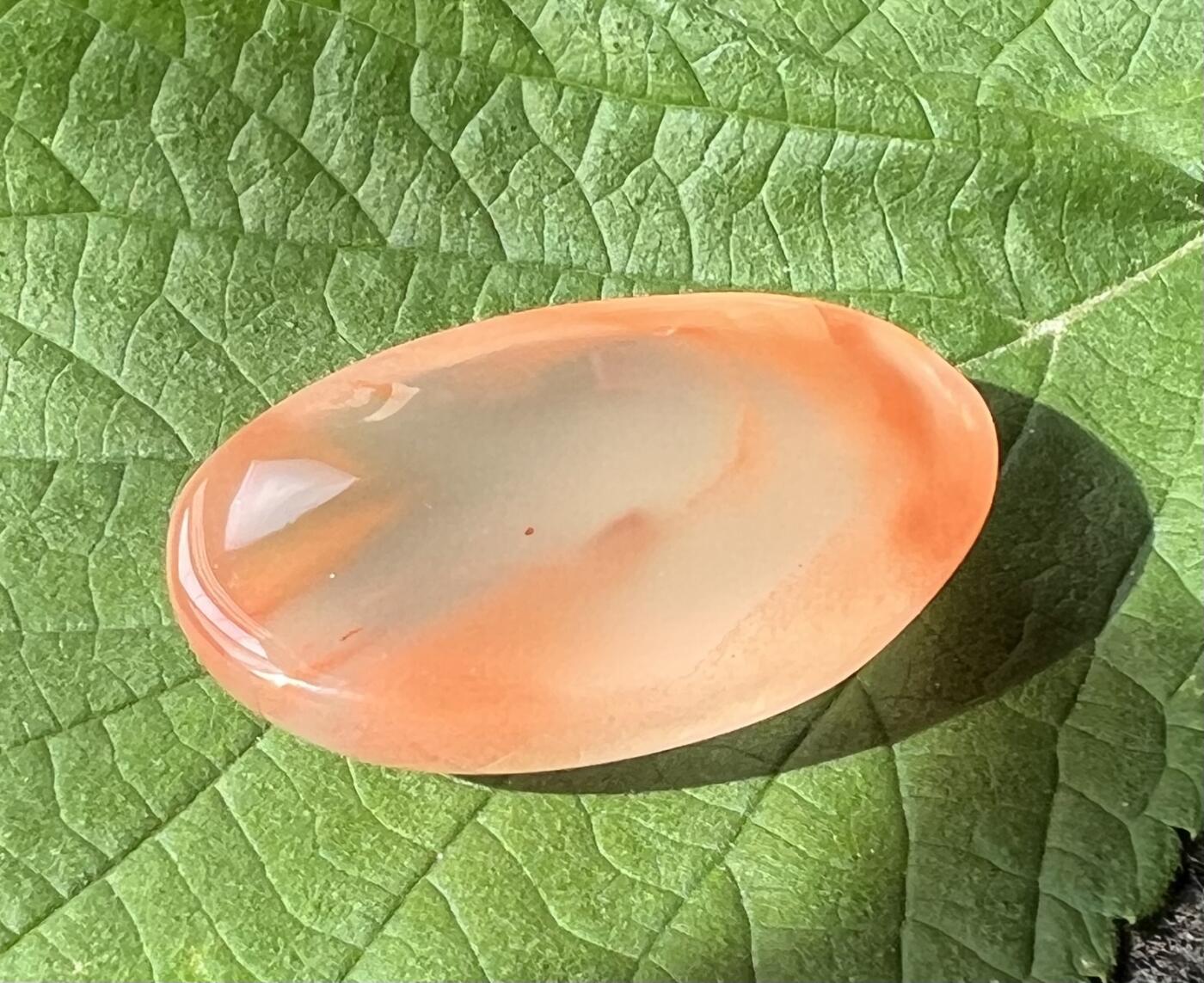 零元拍：超大一颗南红玛瑙冰飘戒面。尺寸：约7.2克，27/18/9.5MM，凉山联合冰飘料，满荧光，红色飘花非常漂亮颜色以实物为准。拍中即送一斤南红鱼缸料，只多不少。