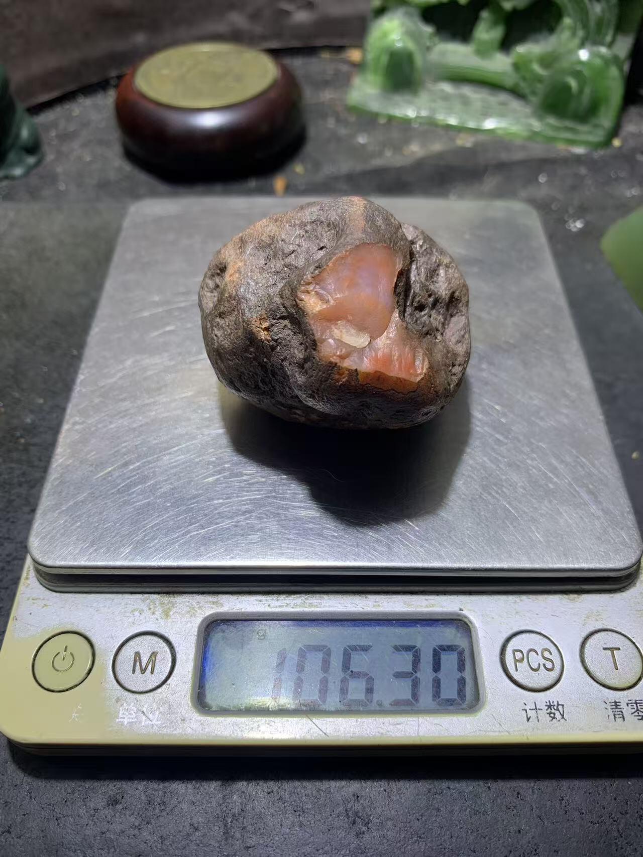 精美铁皮开窗红白料南红玛瑙原石一颗，