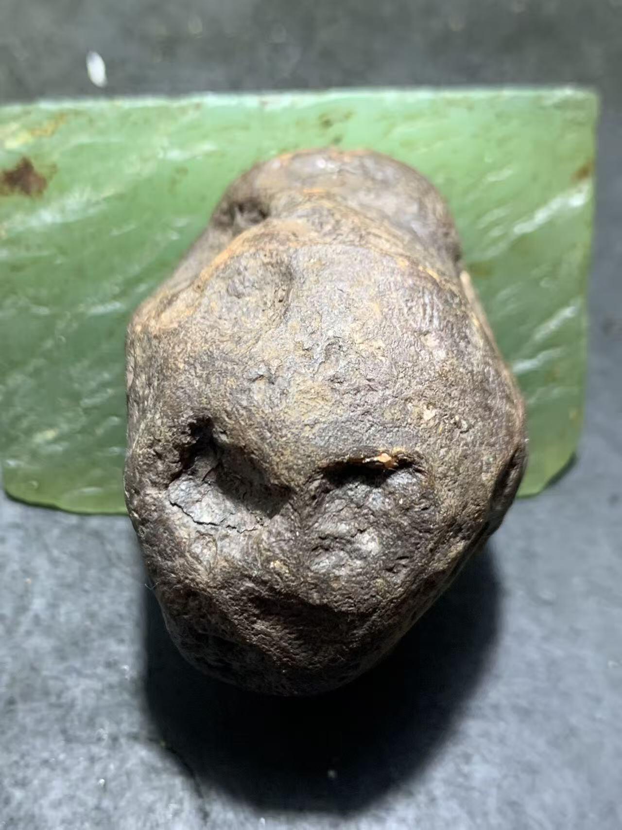 精美铁皮开窗红白料南红玛瑙原石一颗，