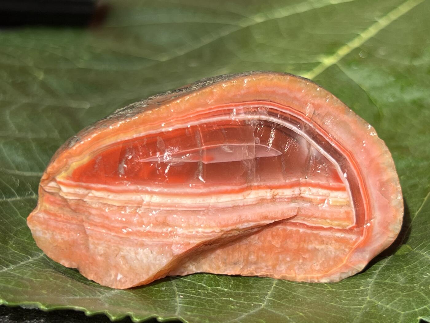 零元拍：南红玛瑙手把石，约58克，包浆缠丝纹，纯天然，独一无二的（天然原石不可避免有瑕疵，裂纹，介意勿拍）因为拍照环境以及光线的变化，颜色以实物为准。成品很美丽，原石亦魅力无穷。