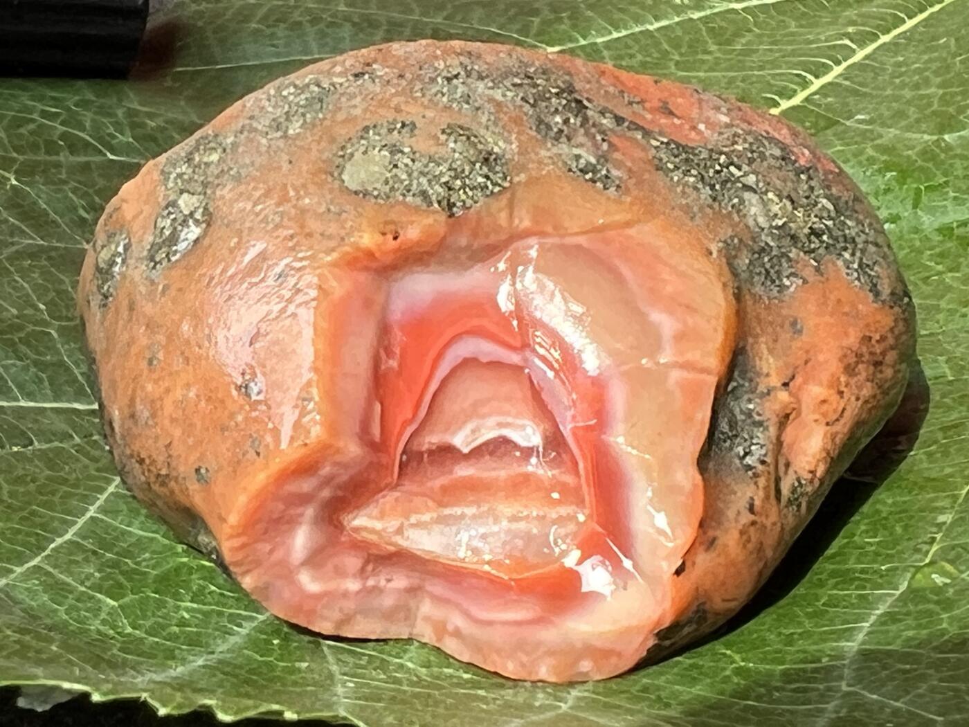 零元拍：南红玛瑙手把石，约58克，包浆缠丝纹，纯天然，独一无二的（天然原石不可避免有瑕疵，裂纹，介意勿拍）因为拍照环境以及光线的变化，颜色以实物为准。成品很美丽，原石亦魅力无穷。