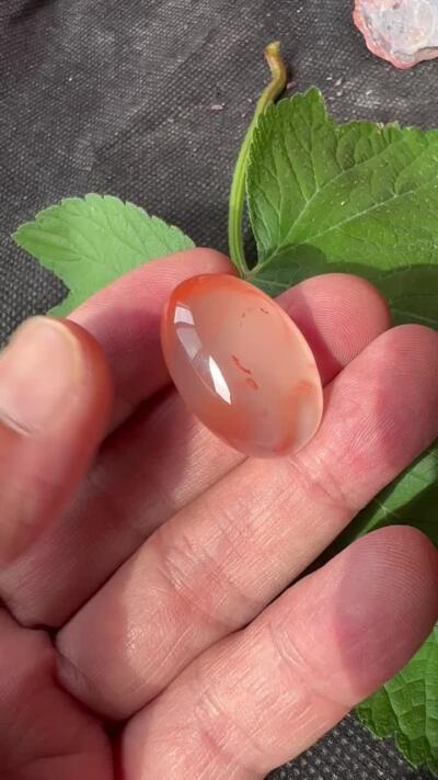 零元拍：超大一颗南红玛瑙冰飘戒面。尺寸：约7.2克，27/18/9.5MM，凉山联合冰飘料，满荧光，红色飘花非常漂亮颜色以实物为准。拍中即送一斤南红鱼缸料，只多不少。