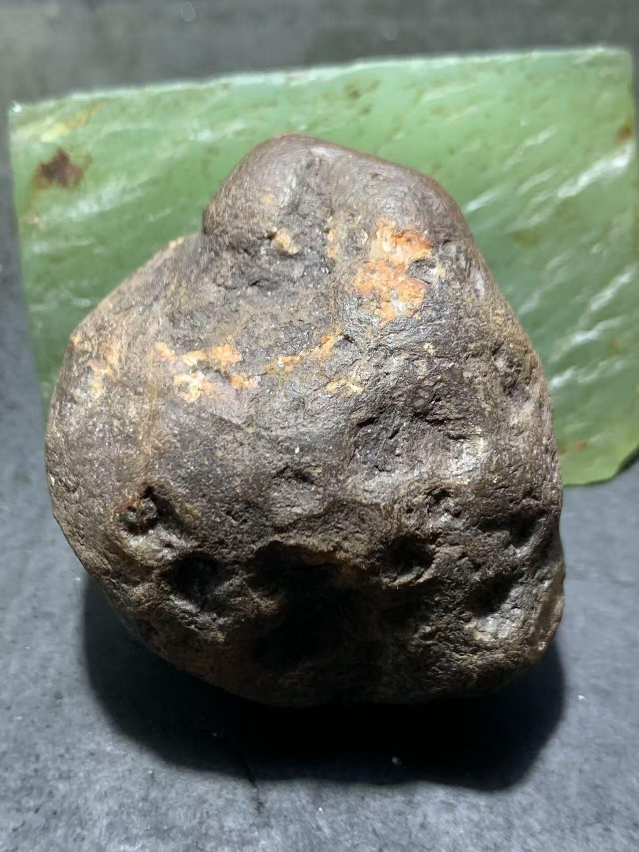 精美铁皮开窗红白料南红玛瑙原石一颗，